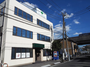 新羽町の宮内新横浜線近く、新羽駅から徒歩約4分の「宮崎通信」。パソコン救急センターで個人・法人のパソコントラブルに対応している