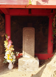 日吉山王権現には花が添えられていた（2020年12月、林宏美さん撮影）