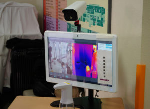 このこの「AI体表温度検知機器」は台湾企業のIEI社製。子どもたちの「小さな顔」に測定器を向けることにも苦労があったという（港北区提供）