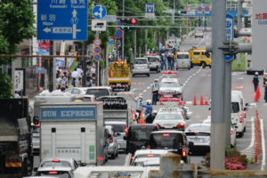 1回目の陥没があった際、たまたま付近を通りかかり、横浜アリーナ前歩道橋から撮影した写真(2020年6月12日、林宏美さん撮影）
