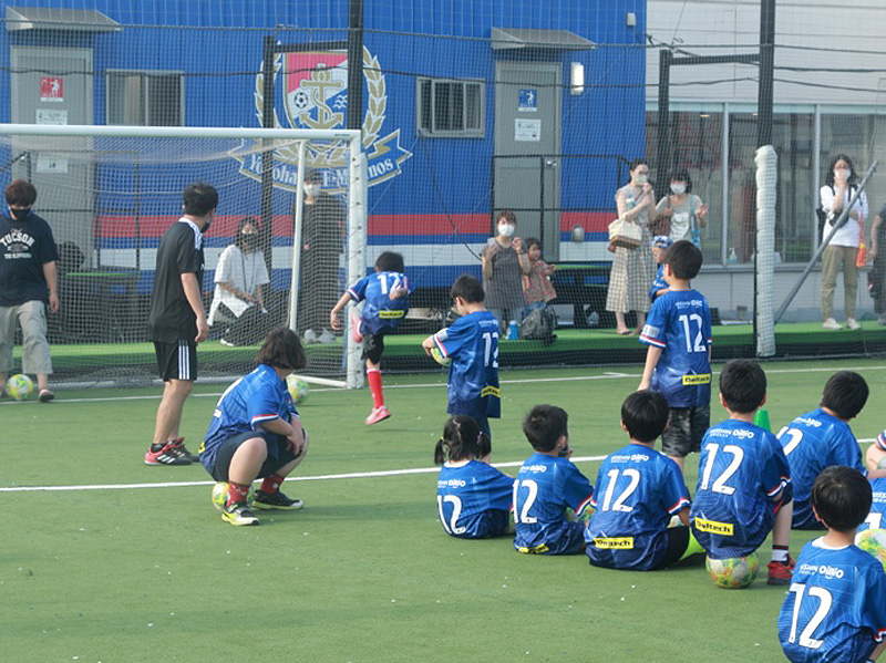ハンディ乗り越えサッカーを楽しむ マリノスが 小学生 向け初教室を新吉田で 新横浜新聞 しんよこ新聞
