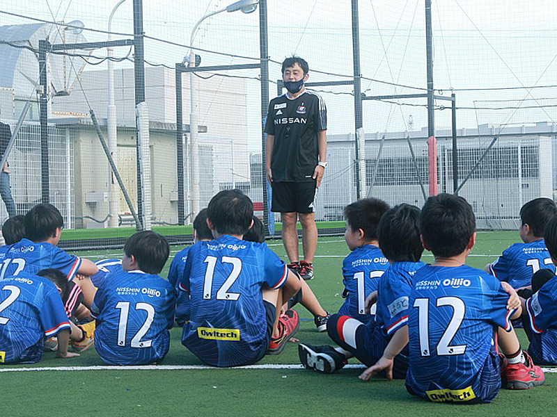 ハンディ乗り越えサッカーを楽しむ マリノスが 小学生 向け初教室を新吉田で 新横浜新聞 しんよこ新聞