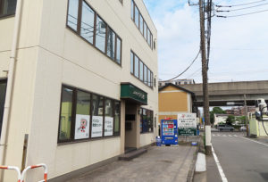 地下鉄ブルーライン新羽駅から徒歩約4分、宮内新横浜線（右手奥）からもすぐの場所にある宮崎通信パソコン救急センター。電車、車いずれもアクセスがしやすい