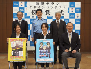 ポスターを手に笑顔も。後列左より篠沢会長、田村署長、川島会長、三辻校長（前列右）