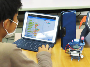 篠原小「プログラミング部」の児童が初めて地元・新横浜企業の株式会社マクニカによるプログラミング教室を2日間にわたり受講した（10月28日）