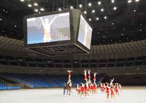 横浜チアリーディングチーム レインボーズが「ミズキーダンス」を披露