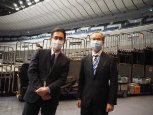 「地域貢献」の想いを語る横浜アリーナの関社長（右）と今年4月に着任した竹内晃治常務も進行の状況を見つめていました