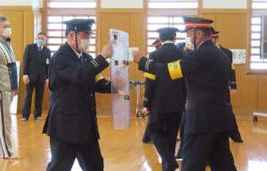 横浜市営地下鉄（ブルーライン・グリーンライン）8駅の職員に対し都筑警察署でおこなわれている「護身術訓練」の様子（11月29日）
