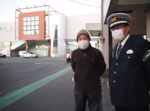 「小机駅南口で警察による交通安全活動は初めてではないか」と語る城郷地区連合町内会の牧会長（左）、神奈川県警の高橋さん