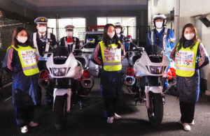 この日参加した「トリコロールマーメイズ」と女性白バイ隊「ホワイトエンジェルス」、神奈川県警の皆さん。小机駅前での「白バイ登場」に地域住民や通りかかる人々も驚きのまなざしを向けていた