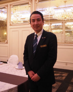4代目総支配人の岩井昌弘さんは金沢区在住。創業時から勤務し婚礼部門のプランナーを務めた後、宴会セールス部門などを経て2013年に執行役員総支配人に。2017年から執行役員本部長として活躍している