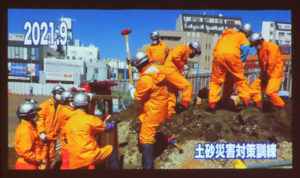 新綱島駅でおこなわれた土砂災害対策訓練の様子も紹介されていました（「令和4年港北区消防出初式」動画より）
