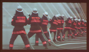 この日のために制作された「令和4年港北区消防出初式」動画（写真）を上映、ラストは放水シーンで締めくくった