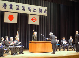 港北消防団長表彰は飯田孝彦団長から表彰状が手渡されていました