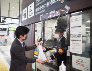 JR小机駅でアプリ「クックパッドマート」から注文した生鮮食品をトライアル期間中受け取り可能となった（2月4日）