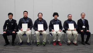 写真左から吉田港北消防署長、小室さん、八木下さん、牛久保さん、阿部さん、横浜アリーナの関洋二社長（港北消防署提供）