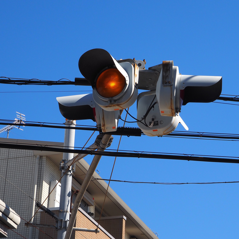 信号あっても事故多発、区内最後の「一灯式」を大倉山と新吉田で撤去