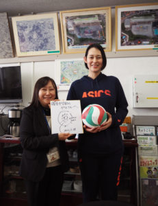 鈴木校長にサインとサインボールの「置き土産」を残してくれた大山加奈さん