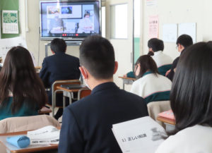 新横浜駅にも近い篠原中学校で卒業を控える中学校3年生を対象におこなわれた「スミッシング安全講習」の様子（3月2日）