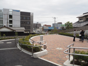 2020年8月に移転オープンした「フクダ電子神奈川販売」が道路向かいに。上がってすぐの場所に「インターロッキング広場」がある