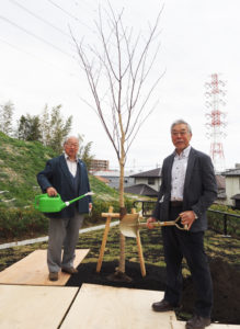 ヤマザクラの記念の植樹も。新羽町連合町内会の尾出会長、浅倉克彦副会長