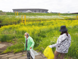 日産スタジアムが見える鶴見川沿いでの清掃活動をおこなった（4月16日）