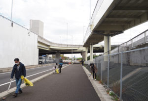クリオ新横浜北自治会も活動に参加。鶴見川のたもとの道路にもポイ捨てが多く見られた