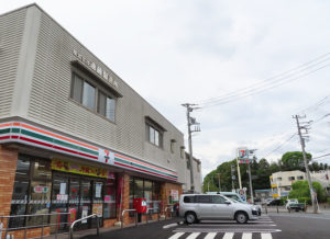 都筑区大熊町との区境、大竹バス停にも近い「セブンイレブン横浜新羽町大竹店」に新たに郵便ポストが設置された。中央右手奥に都筑区側の郵便ポストも見える