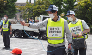 人事総務部の近藤さんが昨年（2021年）から登場したアネスト岩田について説明。自社商品と水からなる「スプレーガンミスト」も好評を博していた