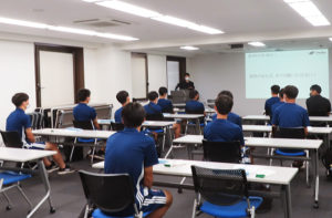 Rethinkプロジェクトの一環として株式会社ピリカの小嶌社長を講師に招き、横浜F・マリノススポーツクラブ関係者が環境問題を学ぶ「特別授業」をおこなった（2021年8月）