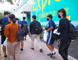 座学の「勉強会」終了後には、Ｆ・マリノススポーツクラブ関係者をはじめとする参加者全員で新横浜の街の清掃活動を実施（2021年8月）