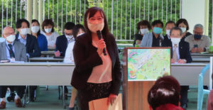 篠原中学校の鈴木校長は50周年クリアファイルのイラストとしても採用したマップが飾られていたことに感激していた