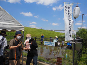 港北ふるさとテレビ局の大野博さんも家族で田植えに参加。制作スタッフの松井栄里さんも「うさこ」とともに記録映像を撮影していた
