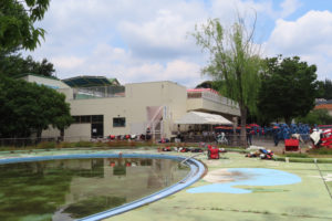 「プール開き」を待つ菊名池公園で港北消防団第二分団による「夏季訓練」がおこなわれた（6月5日）