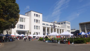 かつて「ヒヨシエイジ」（日吉フェスタ）は慶應日吉キャンパス中のスペースを活用し開催されていた（2015年10月）