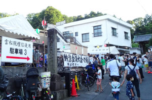 小机愛宕町内会と小机商店街協同組合による「納涼会・盆踊り」は早い時間から多くの人々が来訪していました
