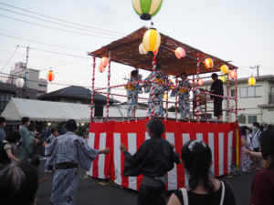 2010年に完成したという横浜市歌をモチーフにした「よこはまアラメヤ音頭」も流され盛り上がっていました