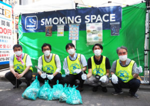 横浜市資源循環局の職員とJT神奈川支社横浜第三支店の社員が合同で清掃活動を行った。臨時喫煙所周辺で東京2020オリンピック期間の平日に設営されたJTの臨時喫煙所前で（8月4日）