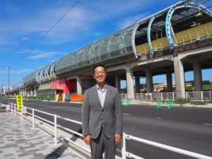 アーチ型のデザインが印象的な相鉄いずみ野線「ゆめが丘駅」周辺で開発事業を担当する齋賀さん（2022年7月）