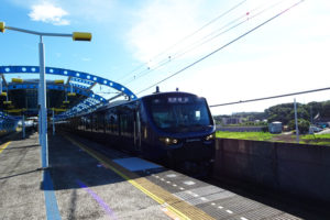 「ヨコハマネイビーブルー」の車両が新横浜駅や新綱島駅、日吉駅にもやってくる（ゆめが丘駅）