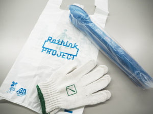 アカデミーの選手たちが使用するごみ拾いを行うオリジナルのトング、軍手と袋はRethink PROJECT（リシンクプロジェクト）が提供