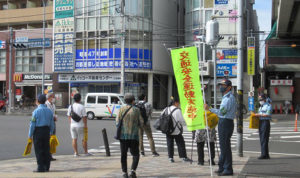 地下鉄やバスなどの乗降客や買い物客なども多く、新羽駅前でのキャンペーン実施に手応えを感じたという（港北区提供）