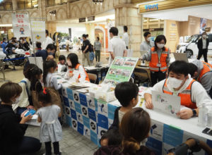  若い世代の防犯ボランティア「神奈川防犯シーガル隊」による「子ども安全コーナー」や「サイバーセキュリティ―クイズ」も人気を博していた