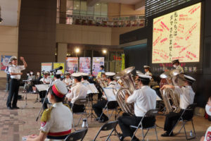 神奈川県警察音楽隊の畠山渉さん指揮による演奏も大いに盛り上がっていた