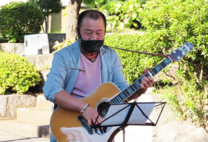 優しい語り口で歌とトークを展開する中川ともゆきさんは大阪府茨木市出身、都筑区川和町在住。音楽セラピストとして地域でも活躍している