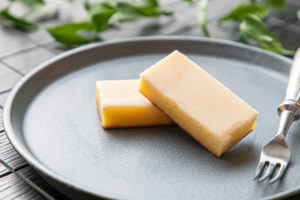 レアチーズショコラはミルク風味とほのかな甘みのあるオーストラリア産のクリームチーズを生地に練り込みしっとりと焼き上げている（同）
