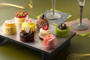 ホテル専属パティシエによるケーキや洋菓子を詰め込んだ「特製スイーツボックス」もお正月の食卓を華やかに彩りそう