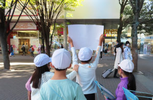 大豆戸小の子どもたちが「防災学習」の一環として初となる街頭アンケートに挑戦した（11月16日、新横浜駅前）