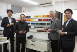 株式会社カドワキカラーワークスの門脇正樹社長（右から2人目）、広報担当の内藤雅人さん（左から2人目）。環境にも優しい粉体塗装のカラーブランド「Ki color」も立ち上げオーダーメイドの塗装にも対応している
