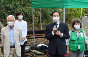 片山会長、楽団司会の清水さん、自治会司会の藤間さん、情報発信担当の平野さん（左より）